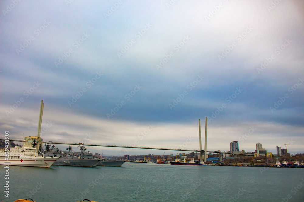 Fototapeta premium Vladivostok, Russia - Vay 08, 2018: view of the bridge over the Golden Horn Bay