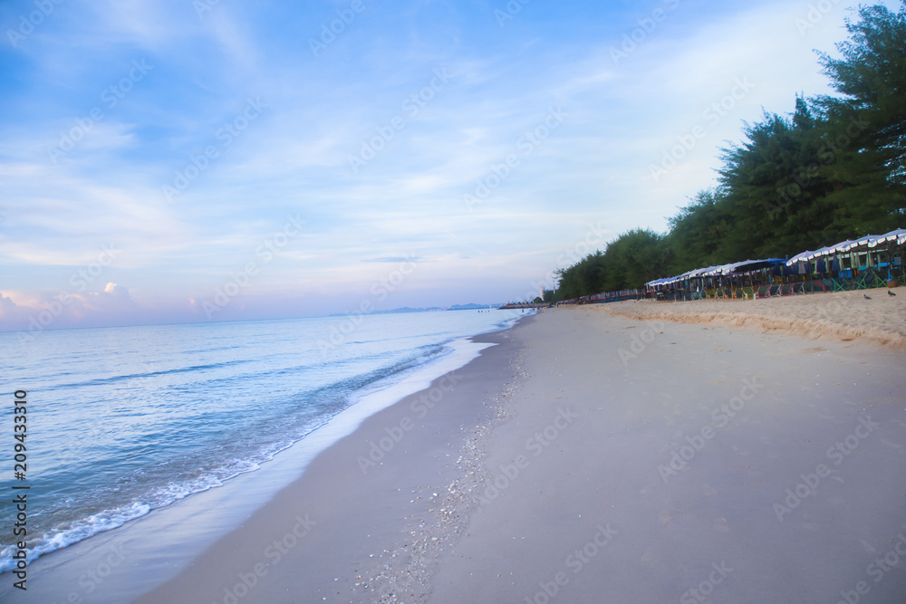 Sea view from tropical beach with clear sky The beach of the Andaman Sea's summer paradise, relaxing by the beach.