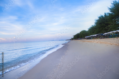 Fototapeta Naklejka Na Ścianę i Meble -  Sea view from tropical beach with clear sky The beach of the Andaman Sea's summer paradise, relaxing by the beach.