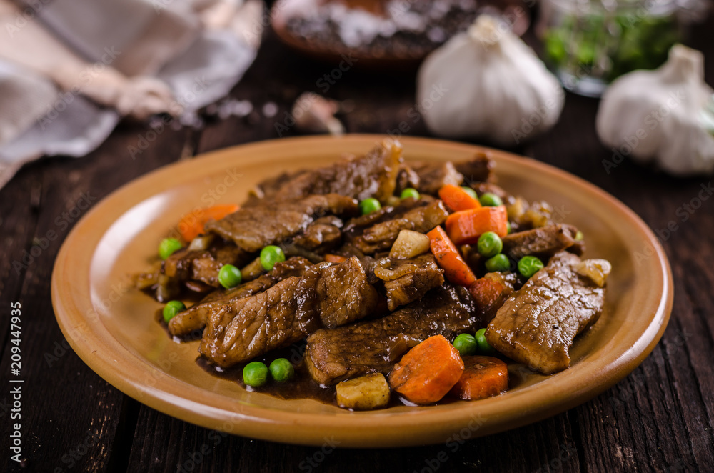 Pork medallions with vegetable and soy garlic sauce