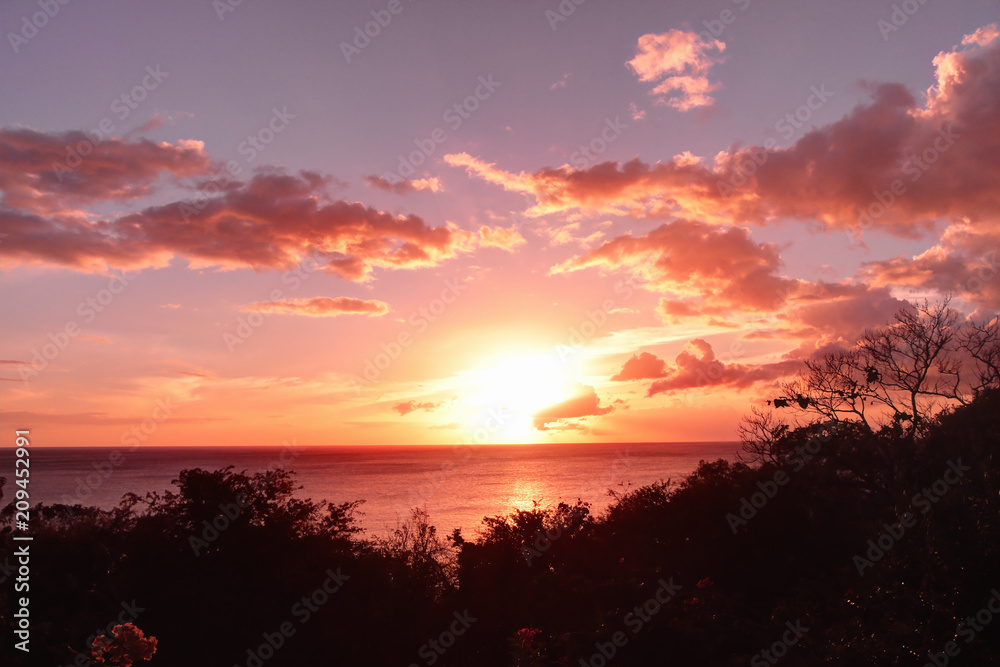 Coucher de soleil à Deshaies en Guadeloupe.