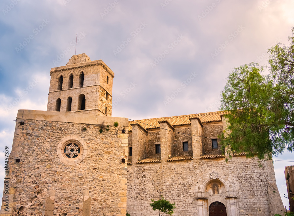Catedral de Santa María, en la zona antigua de Dalt Vila, en la ciudad de Ibiza, España, durante el atardecer