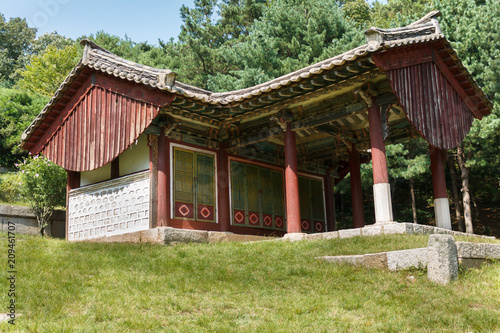Fotografia Red desks house near the Tomb of King Kongmin, a 14th-century mausoleum located