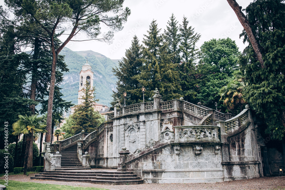 Obraz premium The castle and the old garden.