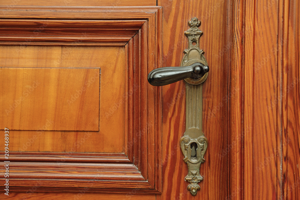 clenche de porte ancienne en bois Stock Photo | Adobe Stock