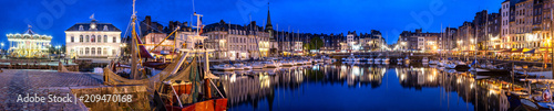 Photography Panoramic view at dusk of the beautiful Honfleur harbour, which offers many fine