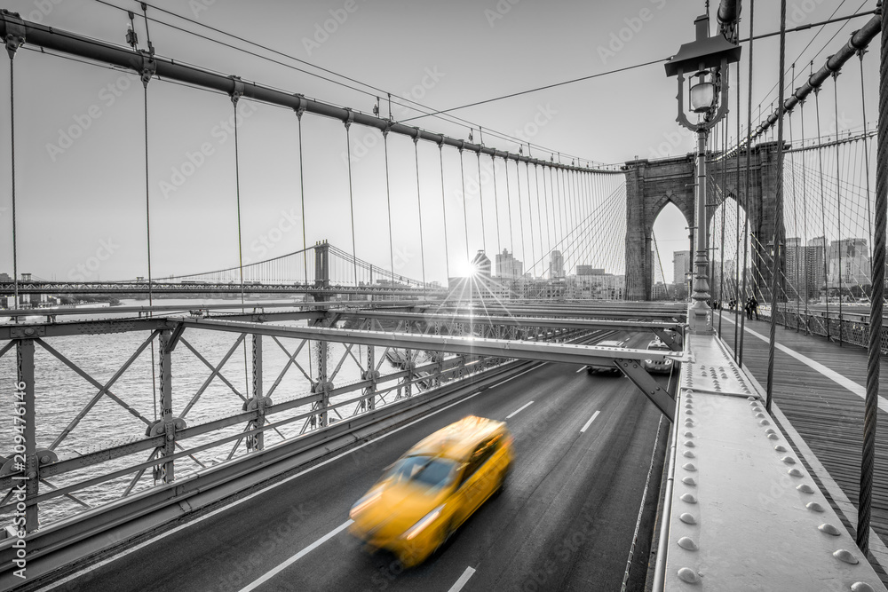 Fototapeta premium Nowy Jork Color Key z Brooklyn Bridge, USA