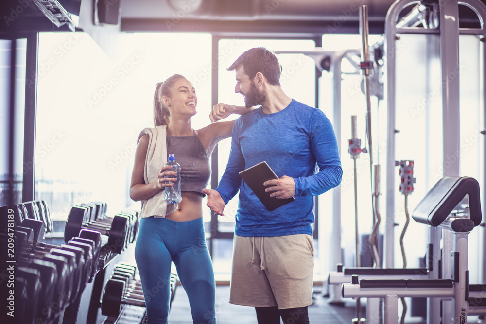 Obraz premium Smiling talk at gym.