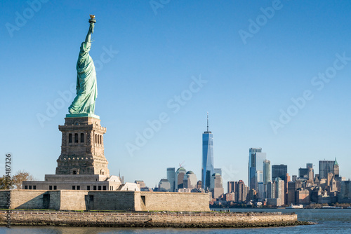Liberty Island mit Freiheitsstatue und Blick auf Manhattan, New York City, USA