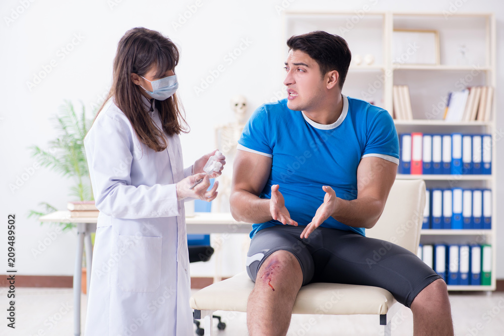 Obraz premium Patient visiting doctor after sustaining sports injury