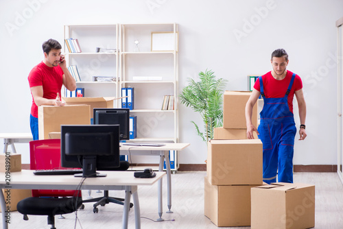 Two contractor employees moving personal belongings © Elnur