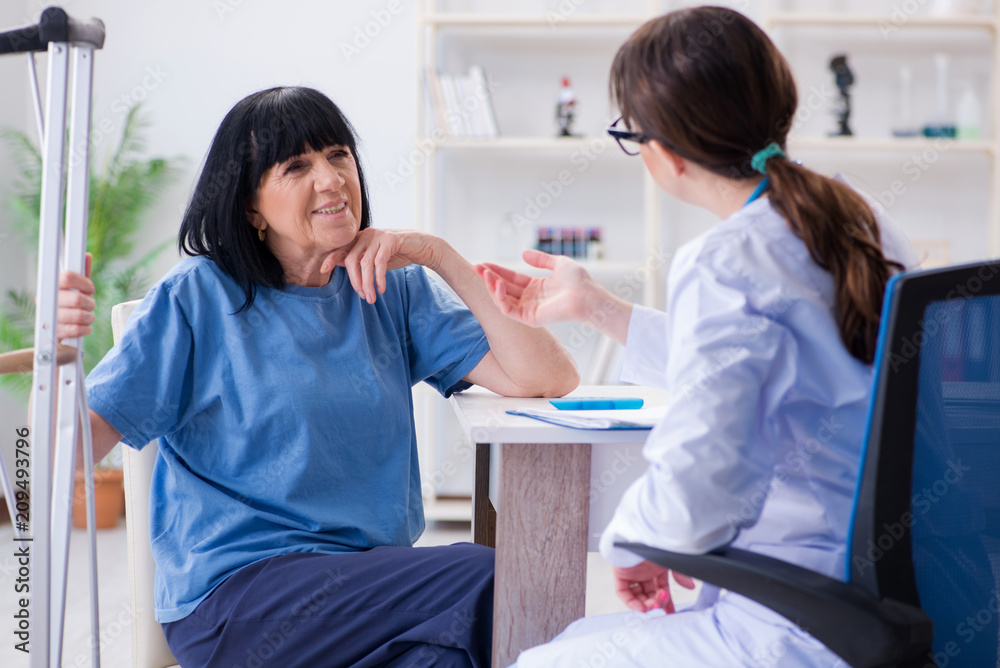 Obraz premium Doctor examining old mature woman after incident
