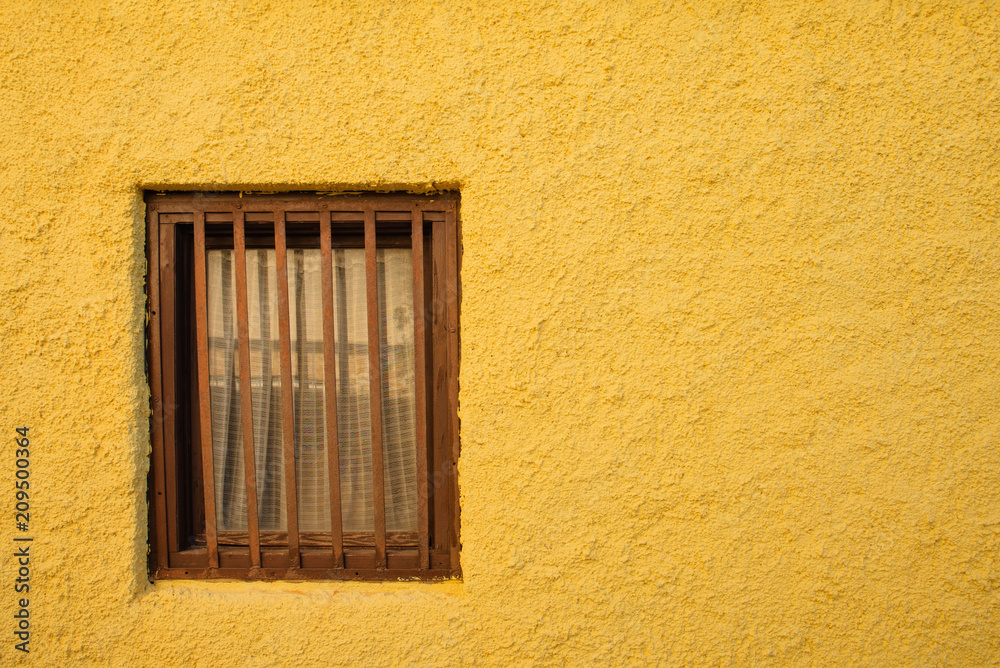 Gelbe Wand mit Fensterschutz
