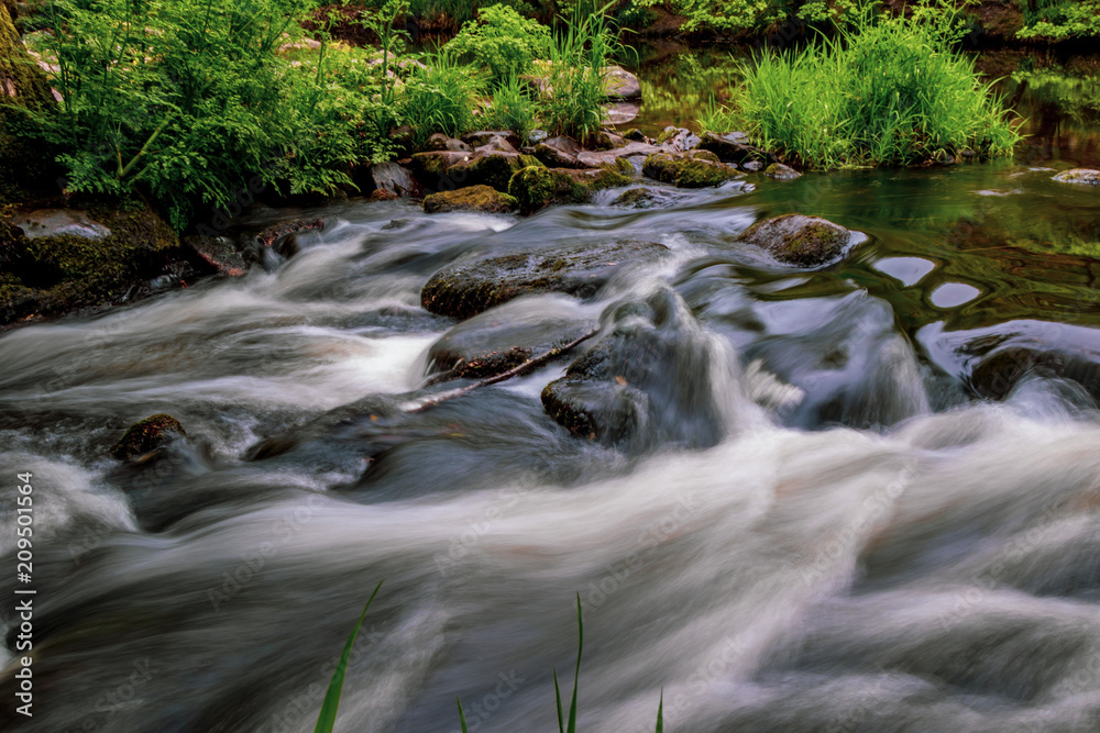 Obraz premium A fast flowing river