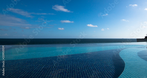 Infinity pool with sea view © Gustavo