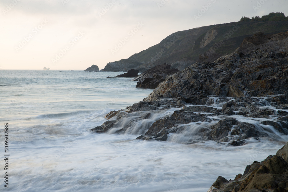 Waves crashing on rock Waves crashing on rock