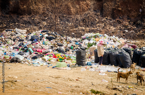 Obraz na płótnie RATCHABURI PROVINCE, THAILAND-MARCH 14: People working in Municipal waste disposal open dump process. Dump site at Ratchaburi Province on MARCH 14 , 2016 in RATCHABURI PROVINCE THAILAND w salonie