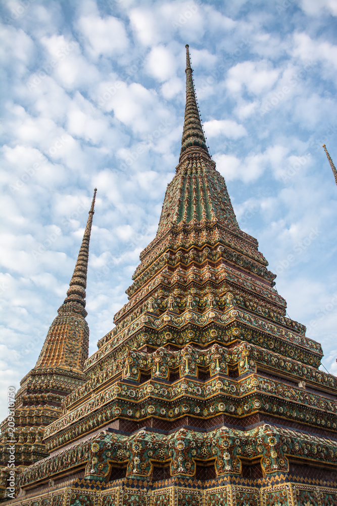 Pagoda is in Wat Pho that was named as the temple of the pagoda or chedi that are decorated with yellow glaze or glazed tiles or dark blue. 