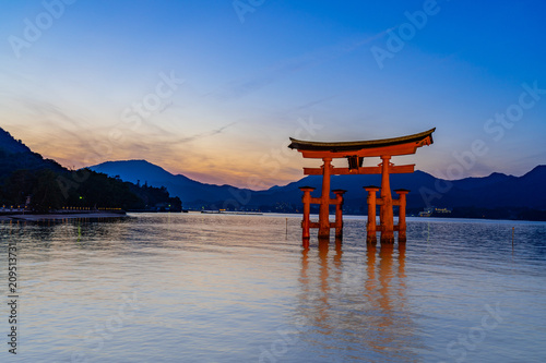 Itsukushima shrine © Keiichi Matsuzaki