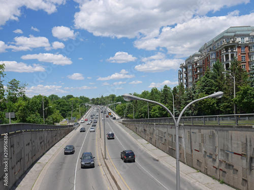 Canvas Print traffic heading into an underpass on a highway