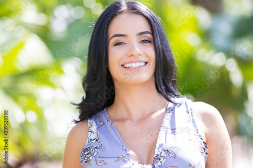 Fényképezés Pretty hispanic woman outside