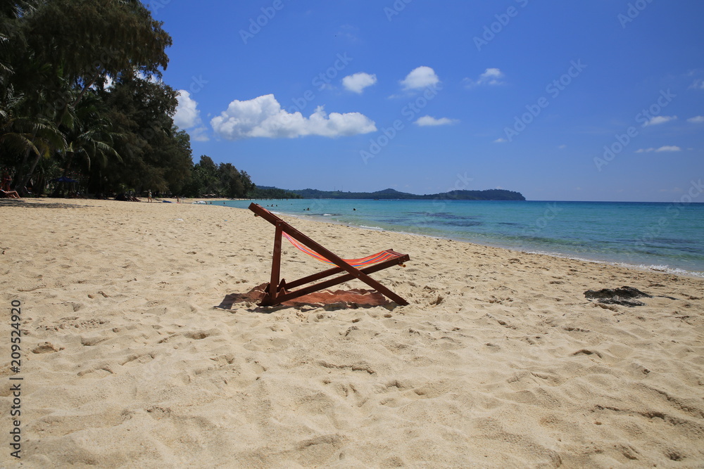 chaise longue relaxante sur une plage paradisiaque d'asie du sud est chaise longue relaxante sur une plage paradisiaque d'asie du sud est