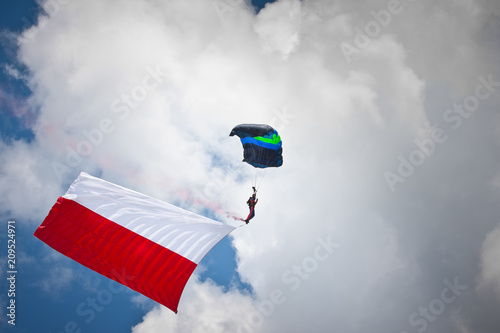 Obraz na płótnie Spadochroniarz z flagą Polski w salonie