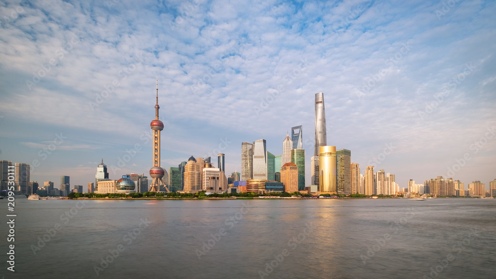 Obraz premium Shanghai city skyline Pudong side looking through Huangpu river on a sunny day. Shanghai, Chima. Beutiful vibrant panoramic image.