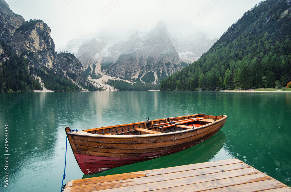 Naklejka premium Jezioro w dolinie górskiej we Włoszech. Piękny naturalny krajobraz w górach Włoch.