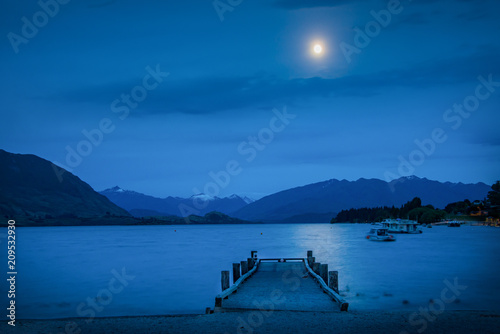 Fototapeta Naklejka Na Ścianę i Meble -  Moon light at lake Wanaka