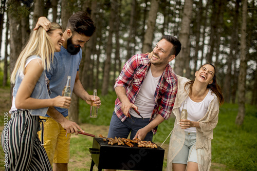 Canvas Print Young people enjoying barbecue party in the nature