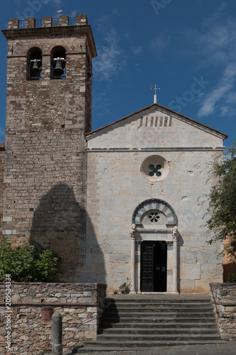 Die Vorderseite der katholischen Kirche Chiesa di San Giusto, in Suvereto, Toskana, Italien