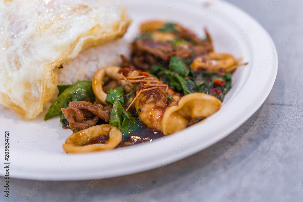 Rice topped with stir-fried liver, squid and basil Rice topped with stir-fried liver, squid and basil