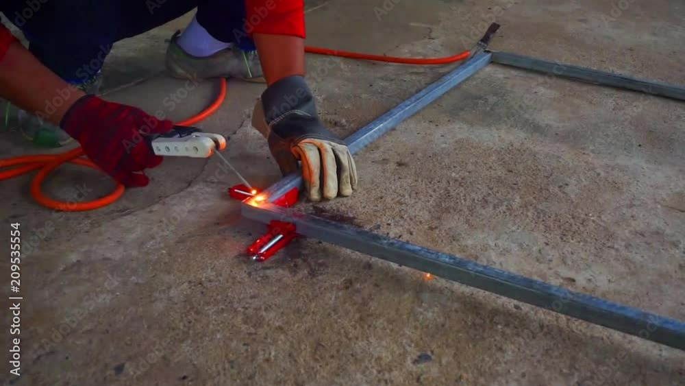 Welding workers are creating jobs by ordering customers. Welding workers are creating jobs by ordering customers.