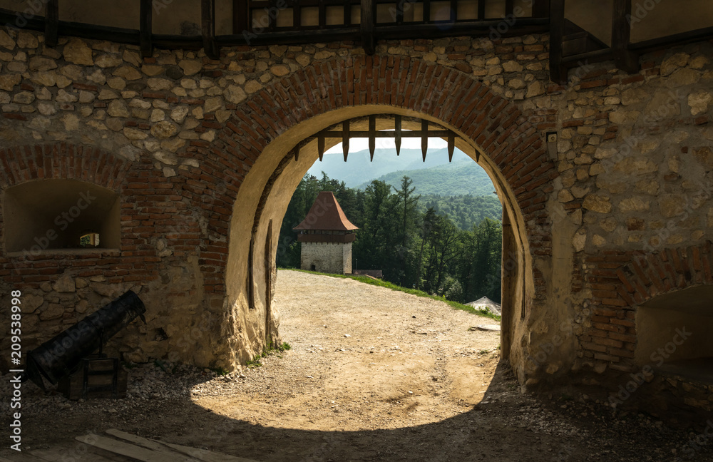 Obraz premium Gate of the old defensive fortress. Medieval architecture