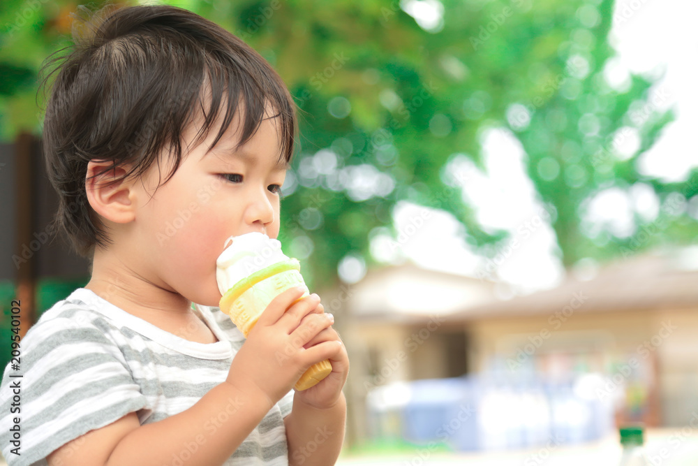 ソフトクリームを食べる男の子