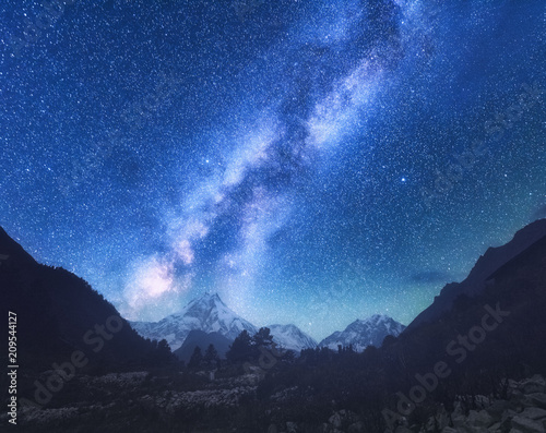 droga-mleczna-niesamowita-scena-z-himalajskimi-gorami-i-gwiazdzistym-niebem-w-nocy-w-nepalu