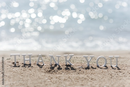 Obraz na płótnie thank you word drawn on the beach sand w salonie
