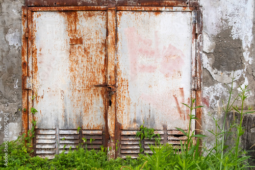 rusty iron door © Luka
