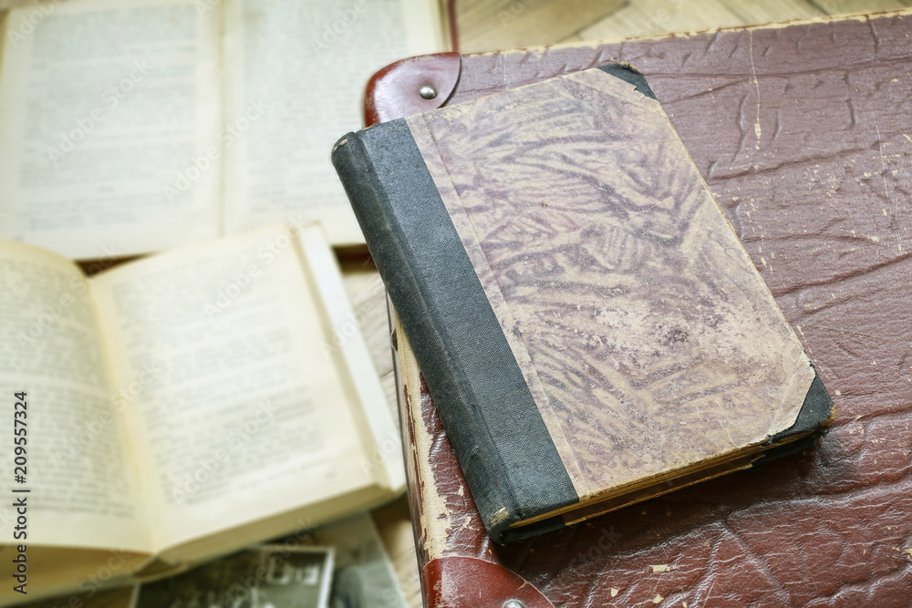 Obraz premium Old books on the table