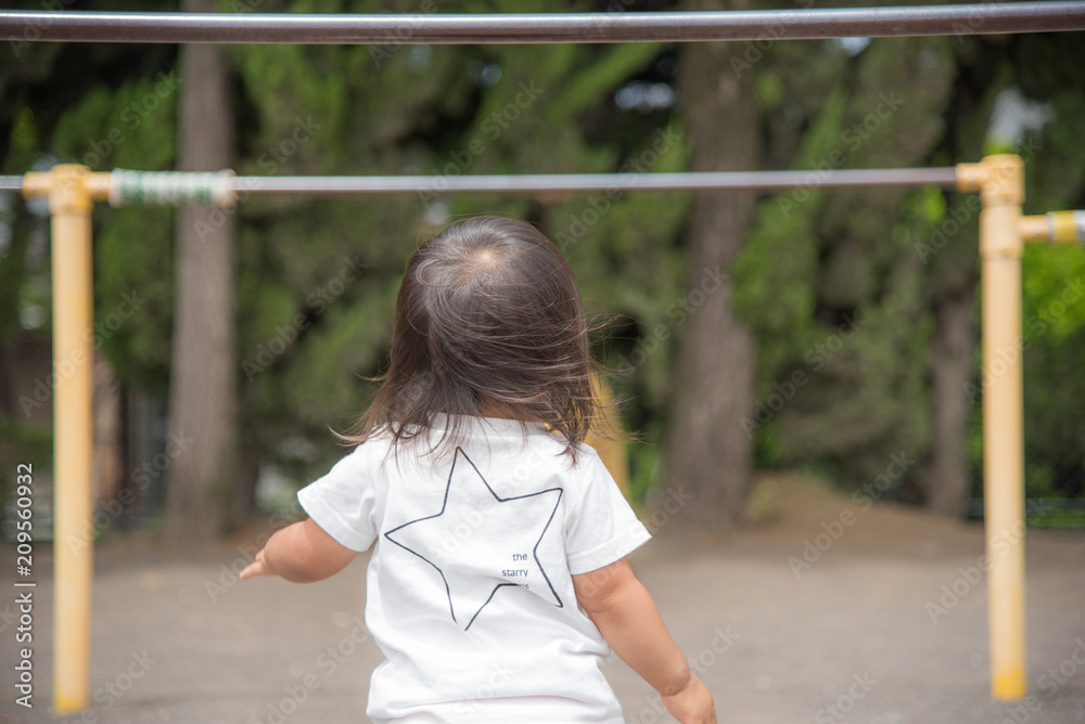 Fototapeta premium 鉄棒で遊ぶ子供