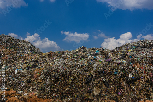 Mountain Junk is caused by the decomposition of municipal solid waste that is degraded by natural means. There is no systematic storage process. No recycling or recycling. This is a pollution problem 