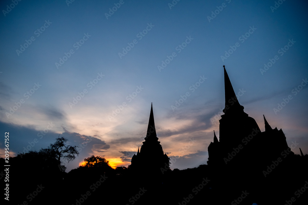 Obraz premium Silhouette of Wat Phra Sri Sanphet, the holiest temple on the site of the old Royal Palace in Thailand's ancient capital of Ayutthaya. Against colorful sunset sky