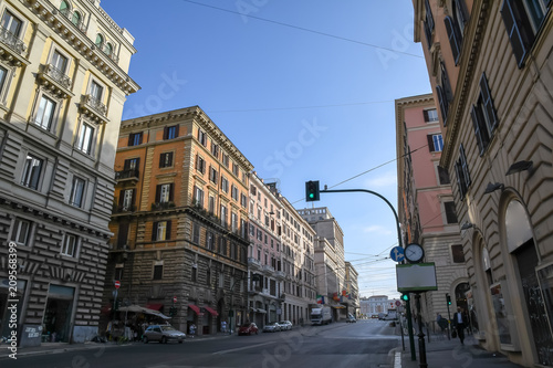 Fototapeta Naklejka Na Ścianę i Meble -  朝のローマの街並み　カヴール通り（ローマ、イタリア）