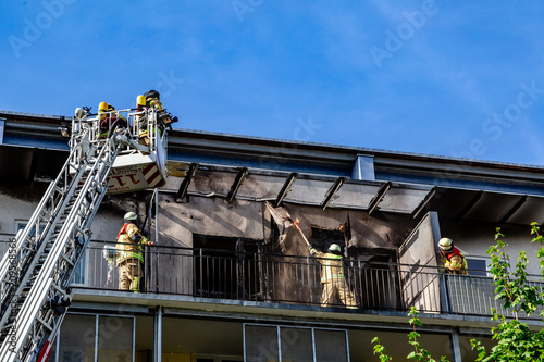 Berlin, 08.06.2018 ein Wohnungsbrand wird von der Feuerwehr gelöscht