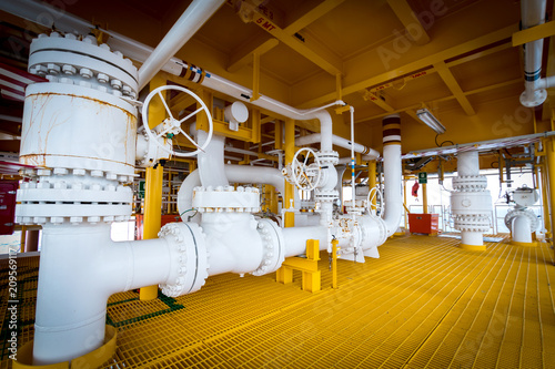 Fotografia pipelines on oil and gas platform for production, Oil and gas process and control by automation system, Operator control product in oil and gas industry