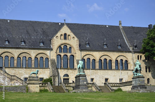 Картината върху платно Reiterstandbild vor der Kaiserpfalz in Goslar