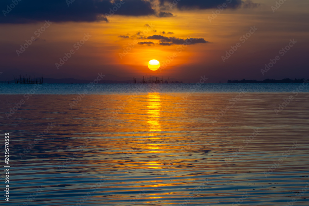 Obraz premium Sunset sky on the lake