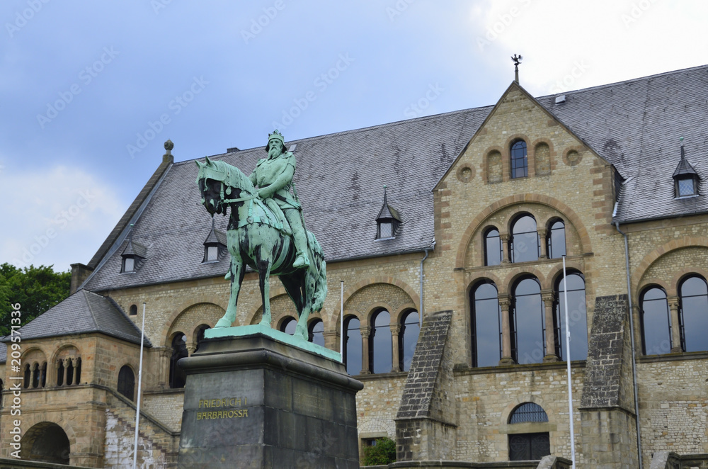 reiterstandbild-friedrich-barbarossa-vor-kaiserpfalz-goslar-stock-foto