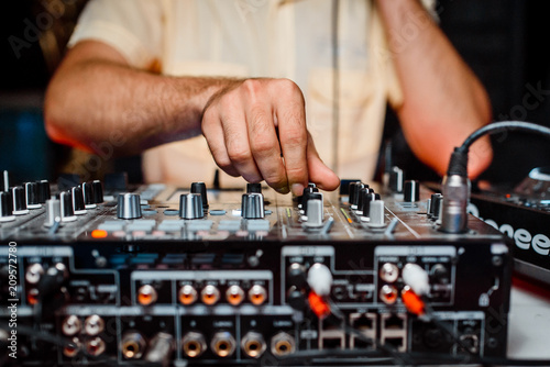 dj music hand